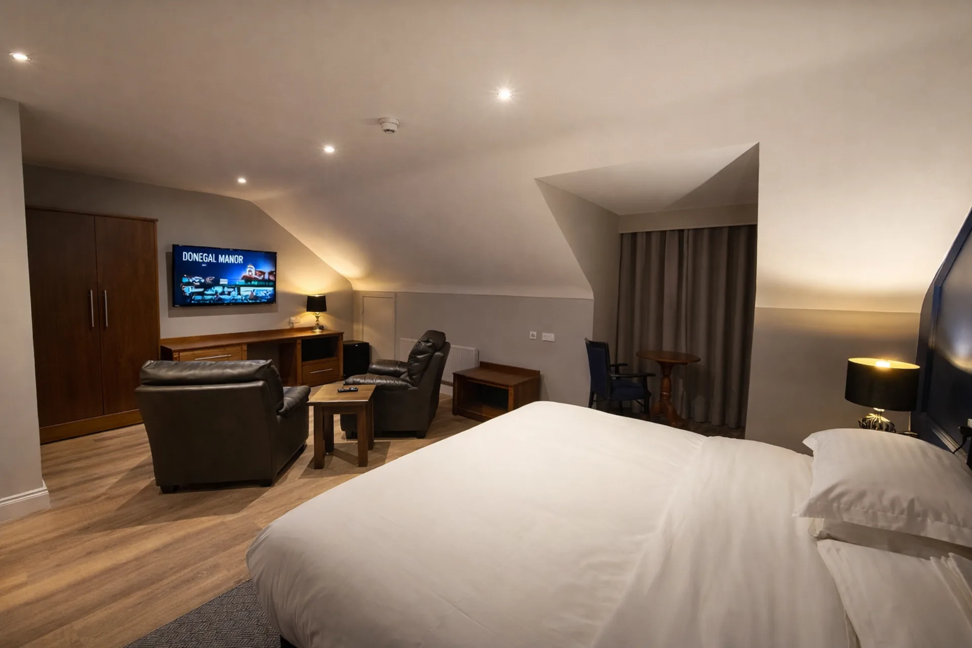 Estate Suite sitting area at Donegal Manor